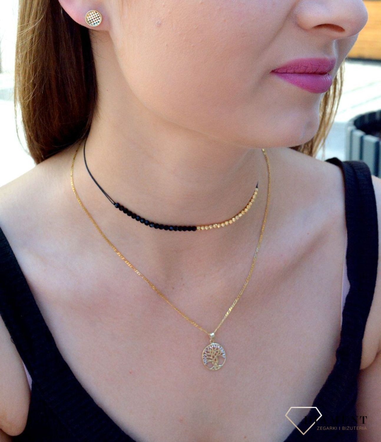 Kolczyki złote 333 okrągłe blaszki grawerowane KL 9509 333 Kolczyki złote okrągłe to klasyka w najlepszym wydaniu wykonane ze złota, próby 333. Kolczyki będą idealnym dodatkiem do każdej stylizacji. Kolczyki maja okrągły, kształt.jpg